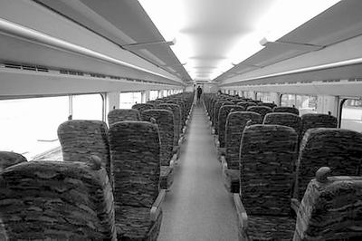 "子弹头"列车内景:座位均为软座,可随意调节座间距和斜度,能旋转掉头